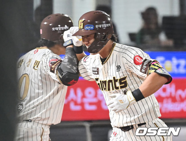[OSEN=부산, 이석우 기자] 26일 부산 사직야구장에서 2025 신한 SOL 뱅크 KBO 리그 롯데 자이언츠와 삼성 라이온즈의 경기가 열렸다. 홈팀 롯데는 박준우가, 방문팀 삼성은 원태인이 선발 출전했다.롯데 자이언츠 전민재가 6회말 1사 좌월 역전 솔로 홈런을 치고 하이파이브를 하고 있다. 2025.09.26 / foto0307@osen.co.kr
