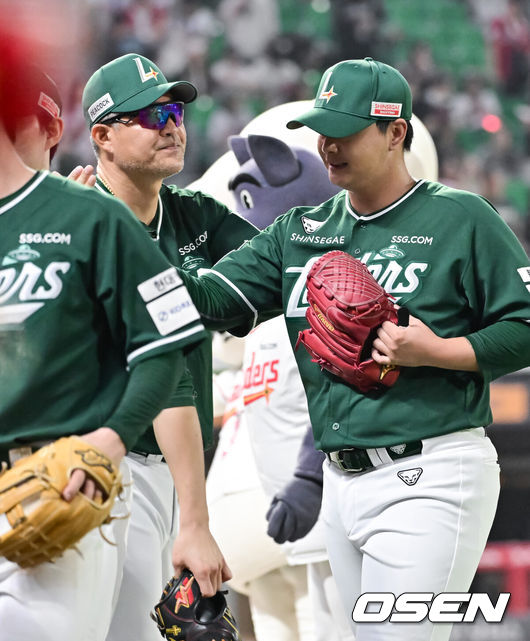 [OSEN=인천, 박준형 기자 ] 프로야구 SSG 랜더스가 지난 경기 1-10 대패를 설욕하며 3위 자리를 지켰다.SSG는 26일 인천 SSG랜더스필드에서 열린 ‘2025 신한은행 SOL Bank KBO리그’ KT 위즈와의 경기에서 5-2로 승리했다. SSG는 지난 25일 KT에 1-10 대패를 당해 4위 삼성에0.5게임차까지 추격을 허용했지만 이날 승리로 삼성의 추격을 따돌리고 3위 수성에 성공했다.경기종료 후 SSG 이숭용 감독이 세이브 거둔 김민을 축하해주고 있다.   2025.09.25 / soul1014@osen.co.kr