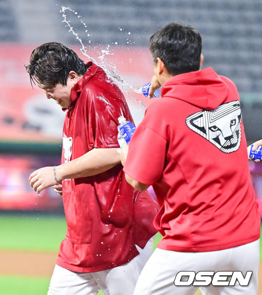 [OSEN=인천, 박준형 기자 ] 프로야구 SSG 랜더스가 지난 경기 1-10 대패를 설욕하며 3위 자리를 지켰다.SSG는 26일 인천 SSG랜더스필드에서 열린 ‘2025 신한은행 SOL Bank KBO리그’ KT 위즈와의 경기에서 5-2로 승리했다. SSG는 지난 25일 KT에 1-10 대패를 당해 4위 삼성에0.5게임차까지 추격을 허용했지만 이날 승리로 삼성의 추격을 따돌리고 3위 수성에 성공했다.경기종료 후 SSG 노경은이 30홀드 달성한 이로운에게 축하 물세례를 하고 있다.     2025.09.25 / soul1014@osen.co.kr