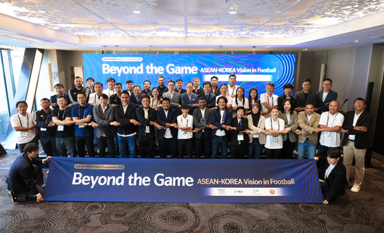 2025 한-아세안 FIELD 프로그램 컨퍼런스 참석자들이 손에 손잡고 함께 포즈를 취했다. 사진 대한축구협회 축구사랑나눔재단
