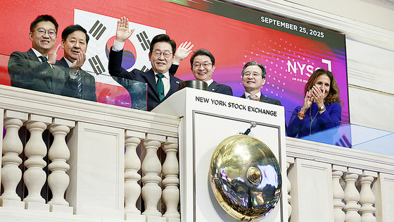 이재명 대통령이 25일(현지시간) 미국 뉴욕증권거래소(NYSE)에서 개장을 알리는 타종 버튼을 누르고 있다. 대통령실사진기자단 2025.09.25