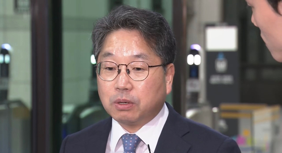 노만석 검찰총장 직무대행이 26일 서울 서초구 대검찰청 앞에서 정부조직법 수정안의 국회 본회의 통과 관련 입장을 밝히고 있다. 연합뉴스.