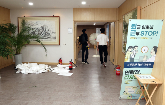 25일 세종남부경찰서에 따르면 이날 오후 6시 25분께 정부세종청사 고용노동부 6층 장관실 일대에서 인화물질을 들고 찾아와 불을 붙이려 한 A(50대)씨를 특수공무집행방해 혐의로 체포해 조사하고 있다. 사진은 장관실 입구에 뿌려진 인화물질을 닦은 휴지가 쌓여 있는 모습. 연합뉴스
