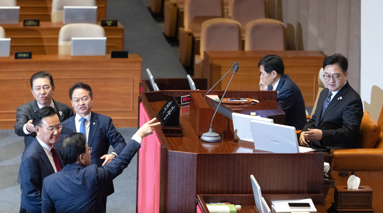 25일 서울 여의도 국회에서 열린 제429회국회(정기회) 9차 본회의에서 공익신고자 보호법 일부개정법률안에 대한 신속처리안건(패스트트랙) 지정동의의 건 등에 대한 무기명 투표 후 투표수가 의원 명패 수보다 1개 많자 송언석 국민의힘 원내대표가 우원식 국회의장에게 항의하고 있다.뉴스1