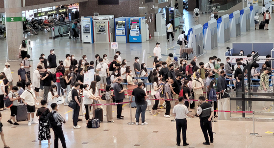 부산 김해공항 국내선 출발장에서 탑승객들이 길게 줄을 서 들어가고 있다. 연합뉴스