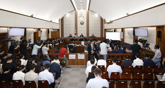윤석열 전 대통령의 특수공무집행방해, 직권남용 권리행사방해 등 혐의 사건 첫 공판이 열린 26일 서울 서초구 서울중앙지법에서 백대현 부장판사가 발언하고 있다. 사진공동취재단