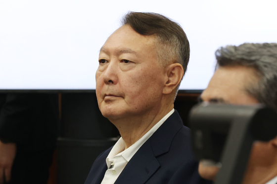 윤석열 전 대통령이 26일 서울 서초동 서울중앙지법에서 열린 특수공무집행방해 혐의 재판에 출석해 자리하고 있다. 뉴스1