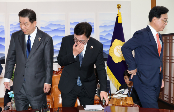 우원식 국회의장(가운데)과 김병기 더불어민주당(왼쪽), 송언석 국민이힘 원내대표가 25일 국회 의장 집무실에서 열린 의장주재 여야원내대표 회동에서 기념촬영을 마친후 자리로 돌아가고 있다. 김성룡 기자 