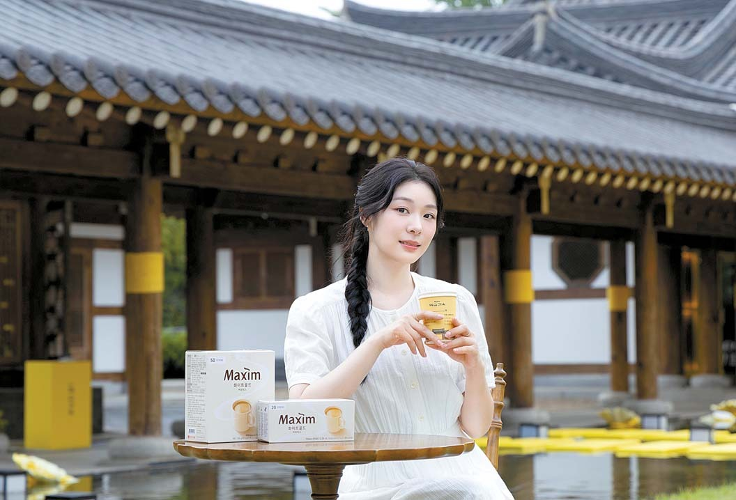 맥심 모델로 활동 중인 김연아 전 피겨스케이팅 선수가 경주에 문을 연 팝업스토어 ‘맥심가옥’ 마당에서 커피 한 잔을 하고 있다. [사진 동서식품]