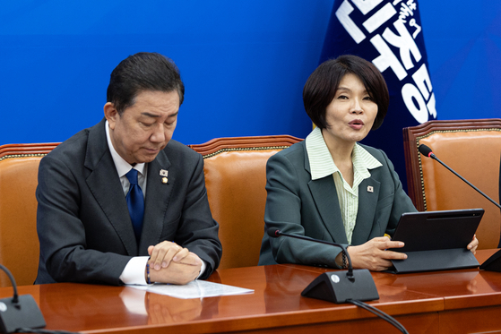 한정애 더불어민주당 정책위의장이 25일 서울 여의도 국회에서 열린 정책조정회의에서 모두발언하고 있다. 뉴스1
