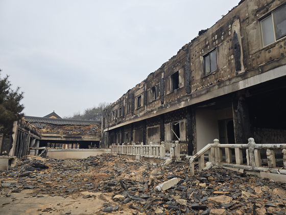 지난 3월 22일 경북 의성에서 발화한 '괴물 산불'의 영향으로 신라시대 대학자인 고운 최치원 선생의 학문과 사상을 기리기 위해 의성군 단촌면에 설립된 최치원문학관이 폐허로 변했다. 연합뉴스