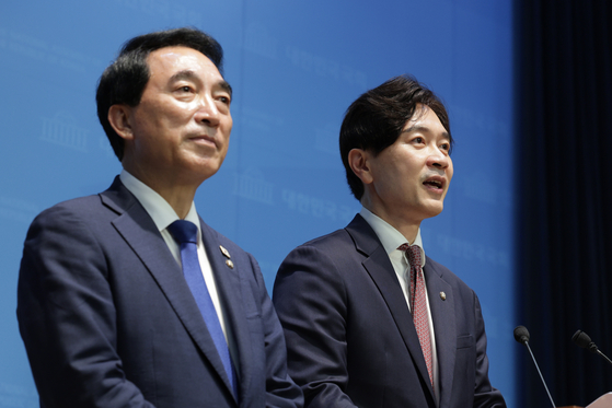 박수현 더불어민주당 수석대변인(왼쪽)과 박성훈 국민의힘 수석대변인. 뉴스1
