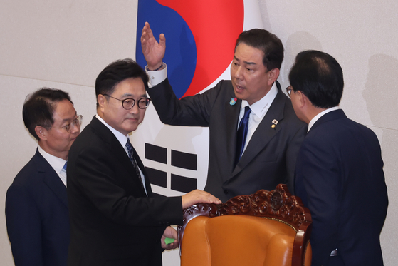 25일 국회 본회의에서 우원식 국회의장과 대화를 하던 더불어민주당 김병기 원내대표와 국민의힘 송언석 원내대표가 목소리를 높이는 모습. 연합뉴스