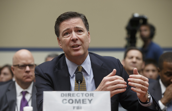 2016년 의회에 출석해 증언하던 제임스 코미 당시 FBI 국장. AP=연합뉴스 