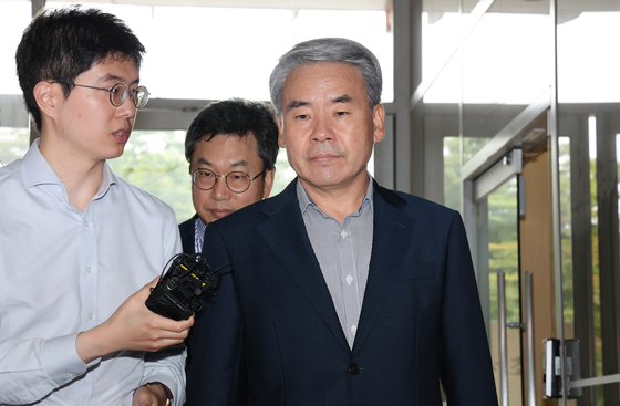 이종섭 전 국방부 장관이 25일 채상병 사건 수사 외압·은폐 의혹 관련 피의자 조사를 받기 위해 서울 서초구 이명헌 순직해병 특별검사팀 사무실에 출석하고 있다. 연합뉴스