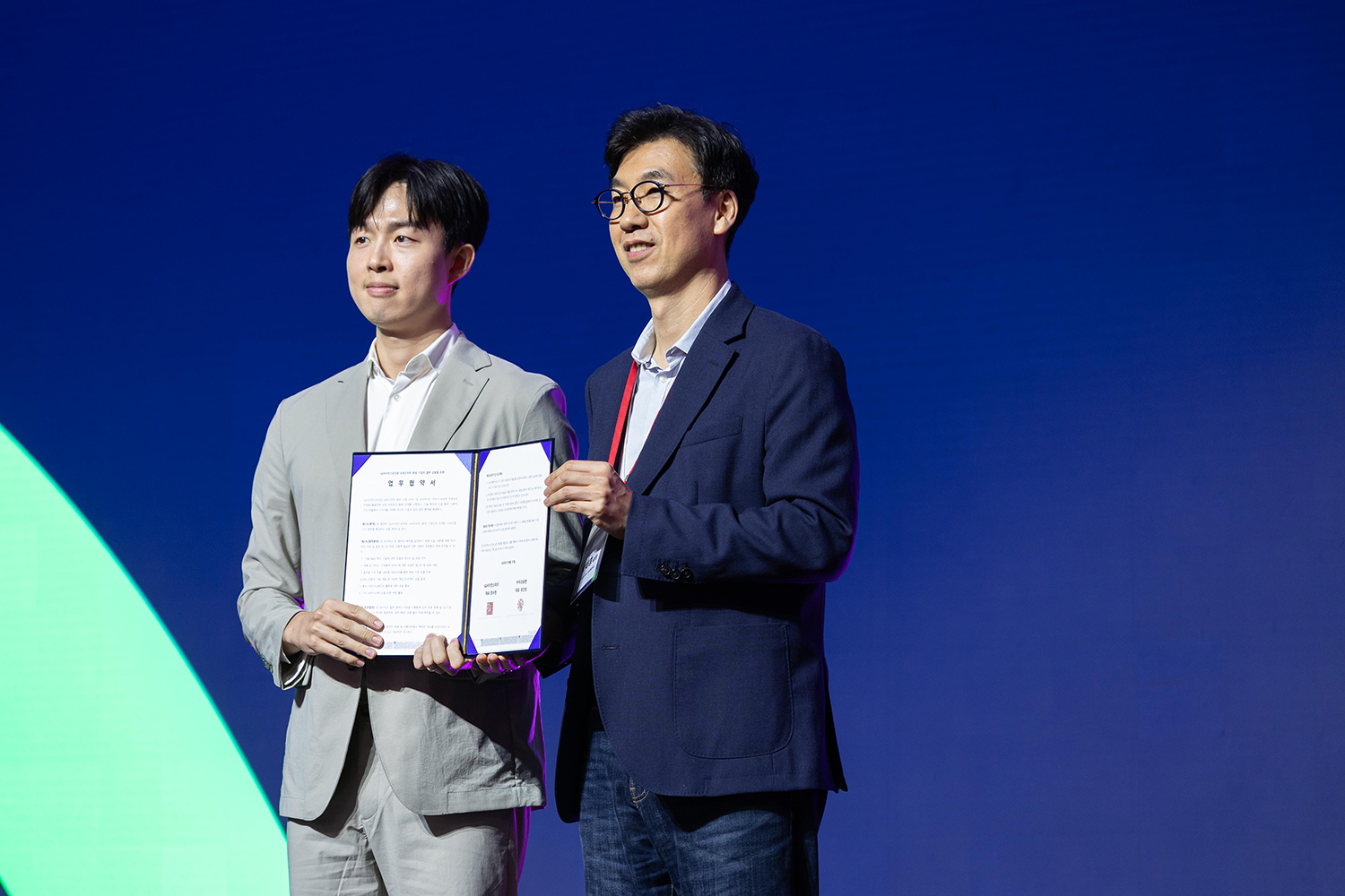 좌측부터 아크로멧 조인성 대표이사, LG사이언스파크 박태홍 Global Open Innovation실 실장. (사진 제공=주식회사 아크로멧)