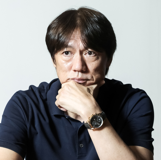 내년 북중미 월드컵을 준비 중인 홍명보 축구대표팀 감독이 25일 중앙일보 인터뷰에서 “내 인생을 걸었다”고 결연한 각오를 밝혔다. 강정현 기자