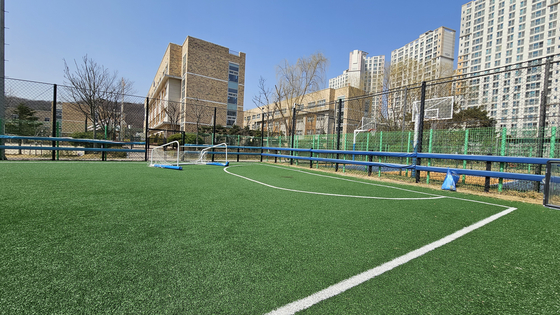 세종시 고운동 한 근린공원 풋살장에 이동식 축구 골대가 넘어져 있다. 연합뉴스