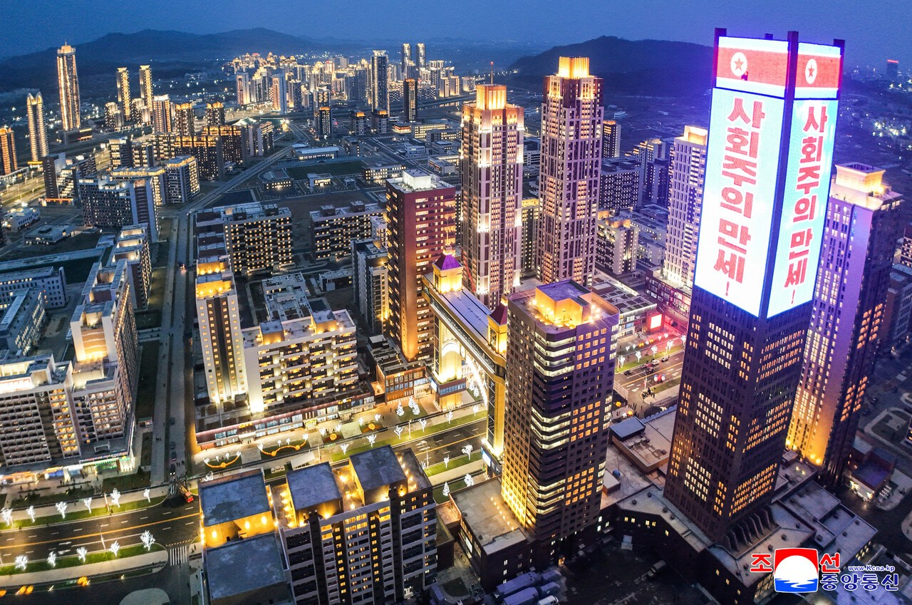 김정은 국무위원장은 여동생 김여정과 함께 미래 10년 경제계획을 수립해야 한다. 평양 시내 ‘뉴타운’ 지구 중 하나인 화성지구 3단계 준공식. [조선중앙통신=연합뉴스]