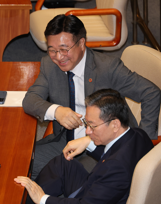 26일 서울 여의도 국회 본회의에 윤호중 행정안전부 장관과 정성호 법무부 장관이 참석해 있다. 연합뉴스