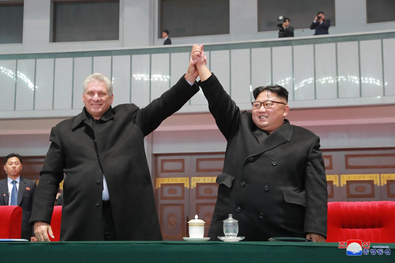 김정은 북한 국무위원장 부부가 지난 2018년 11월 5일 평양 5월1일경기장에서 방북한 미겔 디아스카넬 쿠바 국가평의회 의장 부부와 함께 ‘빛나는 조국’을 관람했다고 조선중앙통신이 6일 보도했다. [조선중앙통신=연합뉴스]