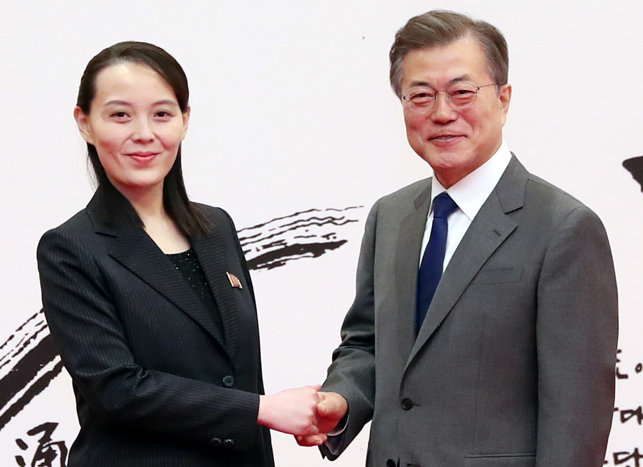 문재인 대통령이 2018년 2월 10일 오전 청와대를 방문한 김정은 북한 국무위원장의 여동생 김여정 노동당 중앙위 제1부부장과 접견에 앞서 악수하고 있다. [연합뉴스]
