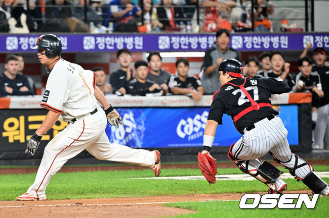 [OSEN=대전, 민경훈 기자] 26일 오후 대전 한화생명볼파크에서 2025 신한 SOL Bank KBO리그 한화 이글스와 LG 트윈스의 경기가 열렸다.한화는 류현진, LG는 치리노스를 선발 투수로 내세웠다.6회말 1사 주자 2,3루 한화하주석번트 때 런다운에 걸렸던 3루 주자노시환이 LG 박동원이 빈 글러브로 태그하는 바람에 득점에 성공하고 있다. 2025.09.26 /rumi@osen.co.kr