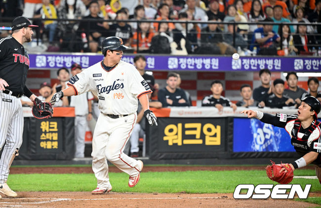[OSEN=대전, 민경훈 기자] 26일 오후 대전 한화생명볼파크에서 2025 신한 SOL Bank KBO리그 한화 이글스와 LG 트윈스의 경기가 열렸다.한화는 류현진, LG는 치리노스를 선발 투수로 내세웠다.7회말 1사 주자 2,3루 한화하주석번트 때 런다운에 걸렸던 3루 주자노시환이 LG 박동원이 빈 글러브로 태그하는 바람에 홈을 밟으며 득점에 성공하고 있다. 2025.09.26 /rumi@osen.co.kr