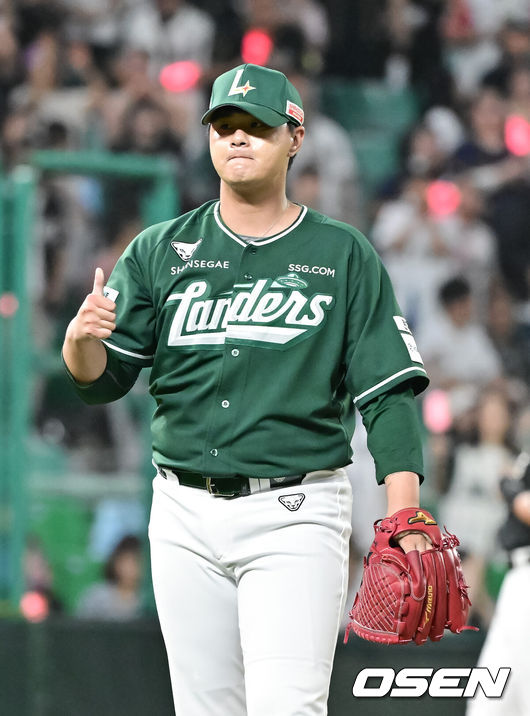  [OSEN=인천, 박준형 기자 ] 프로야구 SSG 랜더스가 지난 경기 1-10 대패를 설욕하며 3위 자리를 지켰다.SSG는 26일 인천 SSG랜더스필드에서 열린 ‘2025 신한은행 SOL Bank KBO리그’ KT 위즈와의 경기에서 5-2로 승리했다. SSG는 지난 25일 KT에 1-10 대패를 당해 4위 삼성에0.5게임차까지 추격을 허용했지만 이날 승리로 삼성의 추격을 따돌리고 3위 수성에 성공했다.경기종료 후 세이브 거둔 SSG 김민이 엄지척을 보이고 있다.  025.09.25 / soul1014@osen.co.kr