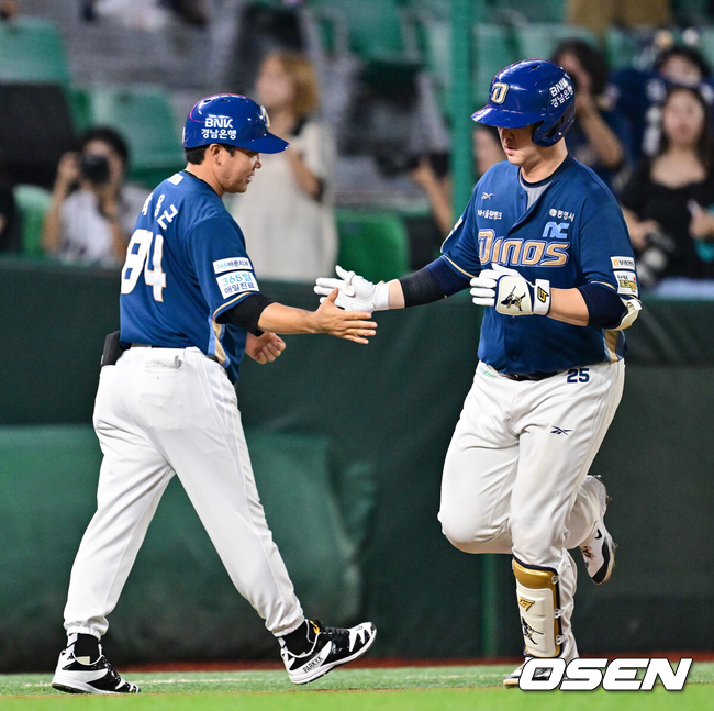 NC 김형준이 홈런을 터트리고 3루를 돌고 있다./OSEN DB