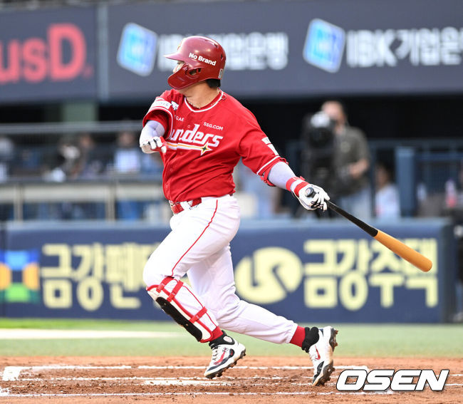 [OSEN=잠실, 이대선 기자] 27일 오후 서울 잠실야구장에서 2025 신한 SOL Bank KBO리그 두산 베어스와 SSG 랜더스의 경기가 열렸다.두산은 최승용, SSG은 김광현을 선발 투수로 내세웠다.4회초 무사 2루에서 SSG 고명준이 우전 적시타를 치고 있다.  2025.09.27 /sunday@osen.co.kr