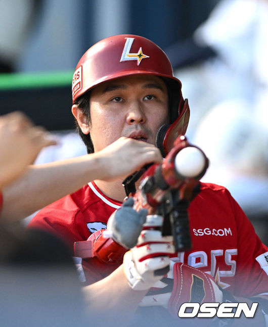 [OSEN=잠실, 이대선 기자] 27일 오후 서울 잠실야구장에서 2025 신한 SOL Bank KBO리그 두산 베어스와 SSG 랜더스의 경기가 열렸다.두산은 최승용, SSG은 김광현을 선발 투수로 내세웠다.5회초 2사에서 SSG 최정이 좌월 솔로 홈런을 치고 더그아웃에서 홈런 세리머니를 하고 있다.  2025.09.27 /sunday@osen.co.kr