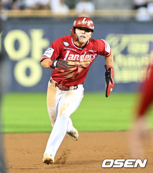 [OSEN=잠실, 이대선 기자] 27일 오후 서울 잠실야구장에서 2025 신한 SOL Bank KBO리그 두산 베어스와 SSG 랜더스의 경기가 열렸다.두산은 최승용, SSG은 김광현을 선발 투수로 내세웠다.9회초 무사 1루에서 SSG 박성한의 좌전 안타 때 1루주자 정준재가 3루로 쇄도하고 있다.  2025.09.27 /sunday@osen.co.kr