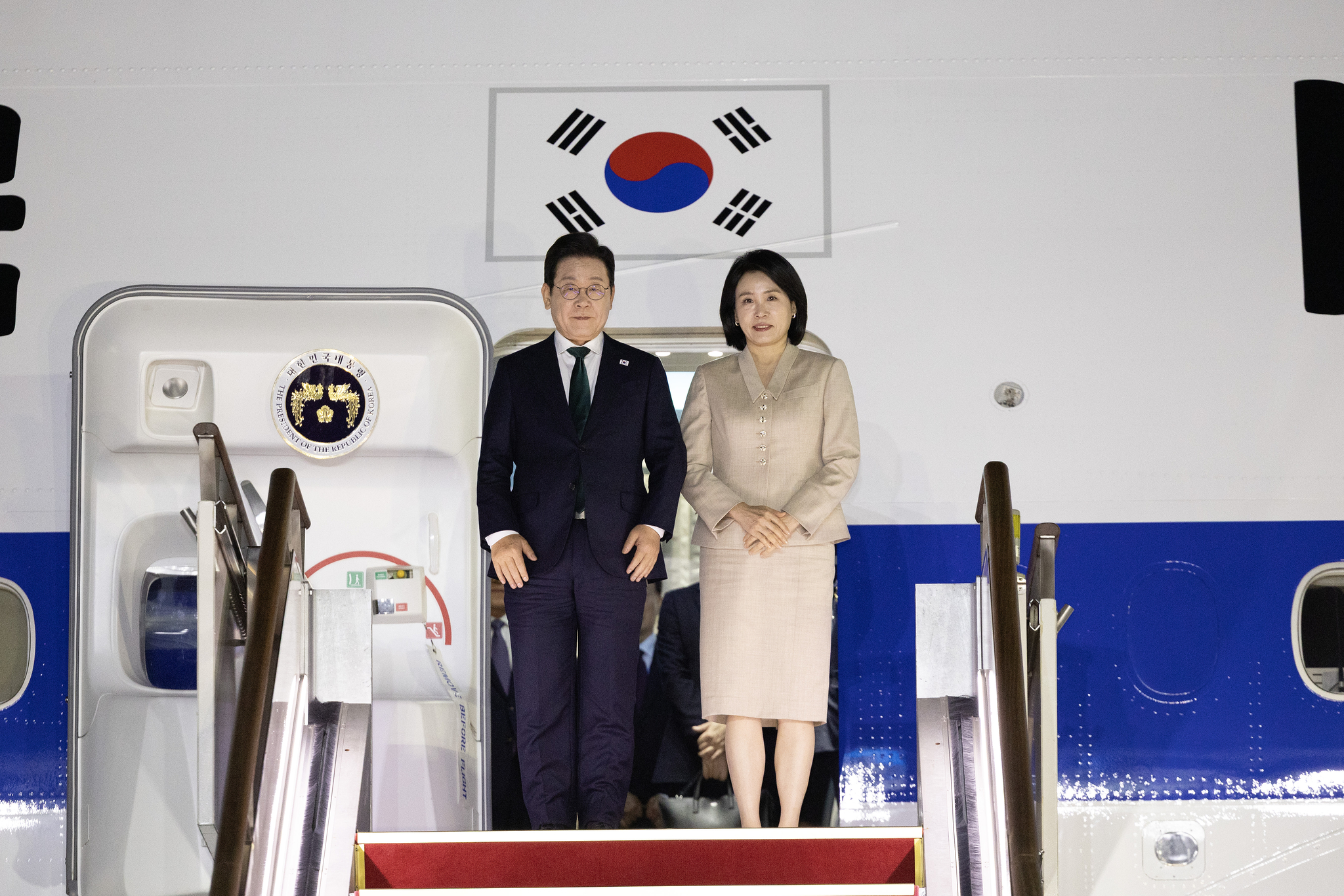 유엔총회와 순방일정을 마친 이재명 대통령과 김혜경 여사가 26일 경기 성남 서울공항에 도착해 공국1호기에서 내리고 있다. 대통령실사진기자단