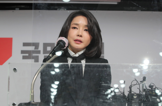 김건희 여사가 2021년 12월 26일 서울 여의도 당사에서 허위 이력 의혹과 관련해 대국민 사과를 하고 있다. 그는 당시 "남편인 윤석열 대선 후보가 대통령이 되더라도 아내의 역할에만 충실하겠다"고 말했다. 연합뉴스