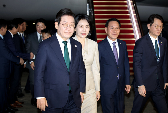 유엔총회와 순방일정을 마친 이재명 대통령과 김혜경 여사가 26일 경기 성남 서울공항에 도착해 이동하고 있다. 대통령실사진기자단