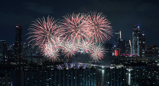 2022년 10월 8일 밤 서울 여의도 한강공원 일대에서 열린 '2022 서울세계불꽃축제'.뉴스1