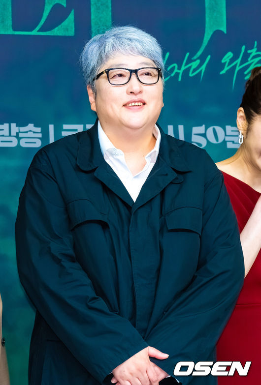 [OSEN=박준형 기자]  4일 오후 서울 목동 SBS 사옥에서 SBS 금토드라마 ‘사마귀: 살인자의 외출’ 제작발표회가 진행됐다.   배우 고현정과 장동윤이 출연하는 드라마 ‘사마귀: 살인자의 외출’은 잔혹한 연쇄살인마 ‘사마귀’가 잡힌 지 20여 년이 지나 모방범죄가 발생하고, 이 사건 해결을 위해 한 형사가 평생 증오한 ‘사마귀’인 엄마와 예상 못한 공조수사를 펼치며 벌어지는 고밀도 범죄 스릴러다.변영주 감독이 포즈를 취하고 있다  2025.09.04 / soul1014@osen.co.kr