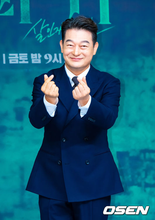 [OSEN=박준형 기자]  4일 오후 서울 목동 SBS 사옥에서 SBS 금토드라마 ‘사마귀: 살인자의 외출’ 제작발표회가 진행됐다.   배우 고현정과 장동윤이 출연하는 드라마 ‘사마귀: 살인자의 외출’은 잔혹한 연쇄살인마 ‘사마귀’가 잡힌 지 20여 년이 지나 모방범죄가 발생하고, 이 사건 해결을 위해 한 형사가 평생 증오한 ‘사마귀’인 엄마와 예상 못한 공조수사를 펼치며 벌어지는 고밀도 범죄 스릴러다.배우 조성하가 포즈를 취하고 있다  2025.09.04 / soul1014@osen.co.kr