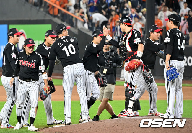 [OSEN=대전, 민경훈 기자] 27일 오후 대전 한화생명볼파크에서 2025 신한 SOL Bank KBO리그한화 이글스와LG 트윈스의 경기가 열렸다.이 경기에서 LG는 한화에 9-2완승을 거두며 정규리그 우승 확정 매직넘버도‘1’로 줄였다.시즌 3번째 선발타자 전원안타 경기. 1번 타자 홍창기가 4안타 맹타를 휘둘렀고, 선발투수 앤더스 톨허스트가 6이닝 7탈삼진 2실점 호투로 시즌 6승째를 올렸다.경기를 마치고 LG 선수들이 마운드 위에서 승리의 기쁨을 나누고 있다. 2025.09.27 /rumi@osen.co.kr