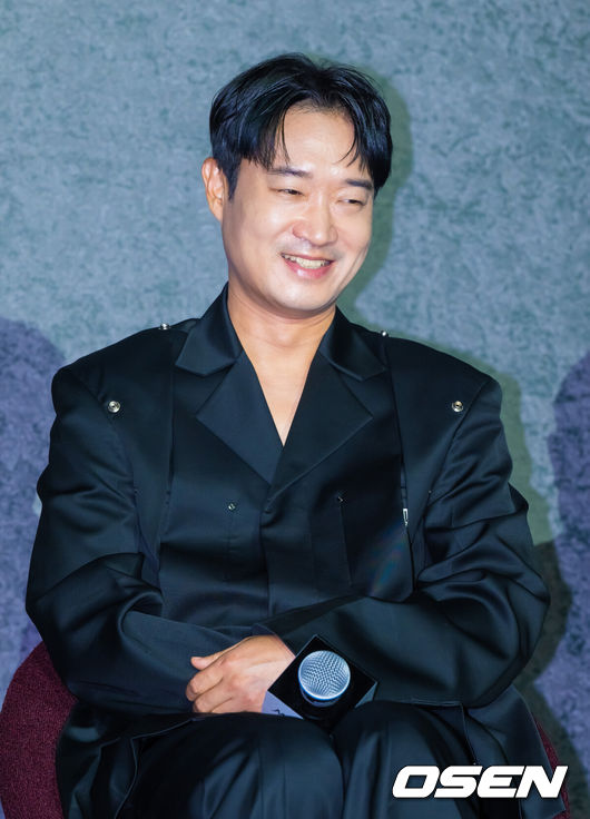 [OSEN=박준형 기자] 25일 오후 서울 롯데시네마 건대입구에서 넷플릭스 영화 ‘사마귀’ 제작보고회가 진행됐다.모든 룰이 무너진 살인청부업계에 긴 휴가 후 컴백한 A급 킬러 ‘사마귀’와 그의 훈련생 동기이자 라이벌 ‘재이’ 그리고 은퇴한 레전드 킬러 ‘독고’가 1인자 자리를 놓고 벌이는 대결을 그린 액션으로 배우 임시완과 박규영, 조우진이 출연한다.배우 조우진이 미소 짓고 있다.   2025.09.25 / soul1014@osen.co.kr