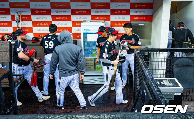 [OSEN=대전, 민경훈 기자] 프로야구 LG 트윈스의 정규리그 우승 확정이 비로 인해 미뤄졌다. 1시간 지연 시작 목표로 그라운드를 정비했으나, 오락가락하는 비 때문에 방수포를 걷었다가 다시 깔면서 대기 시간이 길어지자 결국 우천 취소 결정이 났다.28일 오후 2시 대전 한화생명볼파크에서 열릴 예정이었던 2025 신한 SOL Bank KBO리그 LG 트윈스와 한화 이글스의 시즌 16차전 마지막 대결이 우천 취소됐다.우천취소 결정으로 덕아웃으로 LG 선수들이 빠져나가고 있다. 2025.09.28 / rumi@osen.co.kr