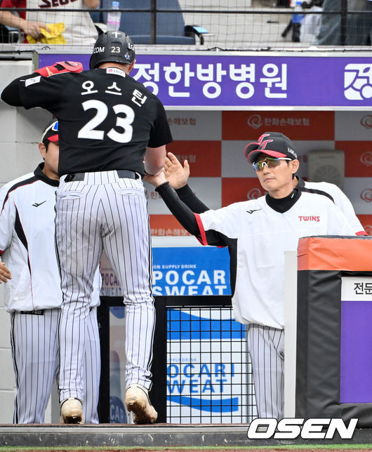 [OSEN=대전, 민경훈 기자] 27일 오후 대전 한화생명볼파크에서 2025 신한 SOL Bank KBO리그한화 이글스와LG 트윈스의 경기가 열렸다.한화는문동주, LG는톨허스트를 선발 투수로 내세웠다.1회초 1사 주자 1,2루 LG 문성주의 우익수 오른쪽 선취 1타점 적시타때 홈을 밟은 오스틴이 덕아웃에서 염경엽 감독과 하이파이브를 하고 있다. 2025.09.27 /rumi@osen.co.kr