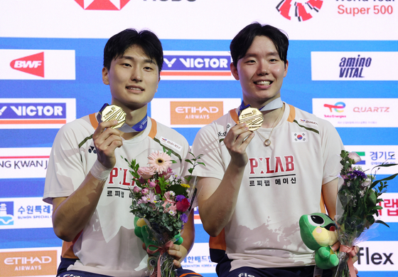 Kim Won-ho (left) and Seo Seung-jae celebrate their Korea Open Men's Doubles Gold Medal win. (News 1)
