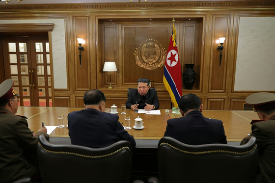 북한 노동당 기관지 노동신문은 27일 김정은 북한 국무위원장이 ″지난 26일 핵무기연구소를 비롯한 핵관련분야의 과학자, 기술자들을 만나시고 핵물질생산 및 핵무기생산과 관련한 중요협의회를 지도했다″라고 보도했다. 사진 노동신문=뉴스1