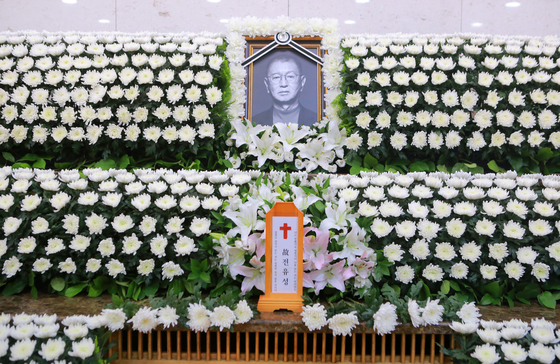 26일 서울 송파구 서울아산병원 장례식장에 개그맨 전유성의 빈소가 마련돼 있다. 뉴스1