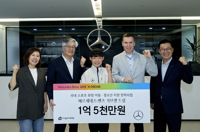 왼쪽부터메르세데스-벤츠 사회공헌위원회 이은정 위원,아이들과미래재단 김효승 상임이사,기브앤 드림 이윤호 대표 장학생,메르세데스-벤츠 사회공헌위원회 마티아스 바이틀 의장,이상국위원.