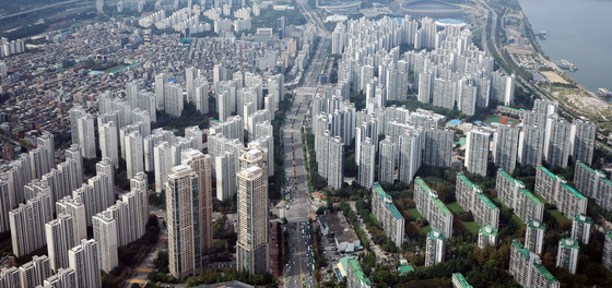 29일 서울 송파구 롯데월드타워에서 바라본 한강변 아파트 단지. 뉴스1