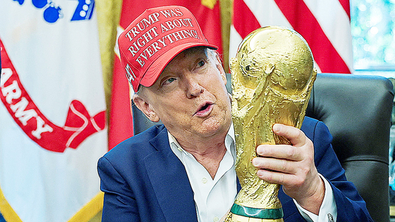  도널드 트럼프 미국 대통령이 지난 8월 22일 워싱턴DC 백악관 집무실에서 국제축구연맹(FIFA) 월드컵 트로피를 들고 있다. 로이터=연합뉴스