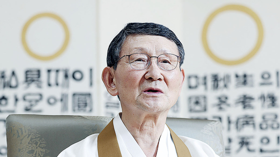  왕산 종법사는 "착한 마음을 쓰면 착한 쪽으로, 원망스런 마음을 쓰면 원망스러운 쪽으로 마음의 가속도가 붙는다. 그런 식으로 마음에도 관성의 법칙이 있다"고 말했다. 익산=김성룡 기자